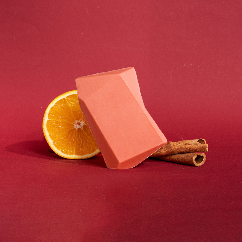 Festes Shampoo und Duschgel Peter Punsch mit einer Orangenscheibe und Zimtstangen