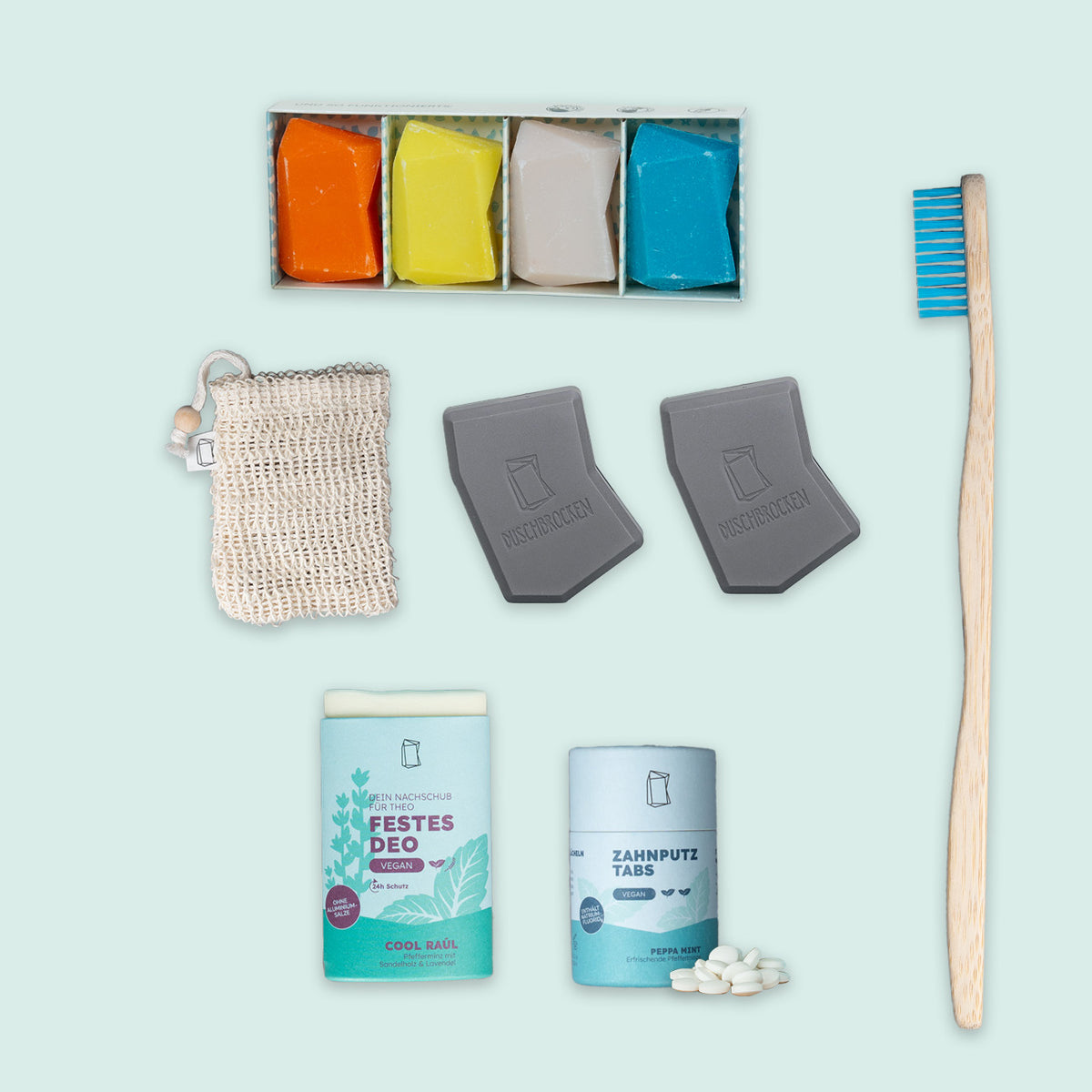 Bikepacking Hygiene Essentials Tourenset mit festem Shampoo, Duschgel, Deo, Zahnbürste und weiterem Zubehör.