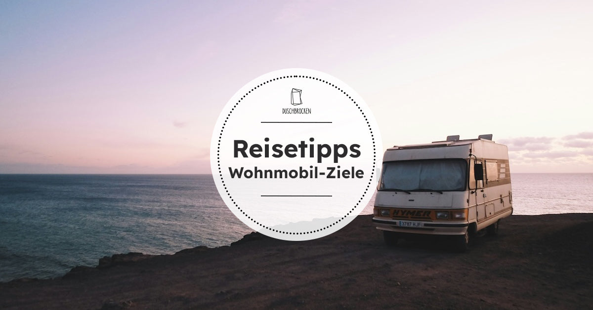 Altes Wohnmobil steht an der Klippe bei Sonnenuntergang und das Meer ist zu sehen.