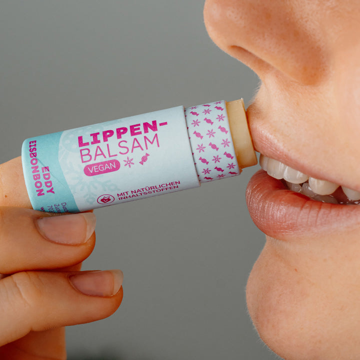 Eddy Eisbonbon Lippenbalsam wird auf Lippe aufgetragen Frau Pflegt reichhaltig