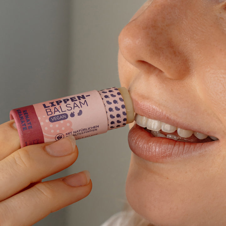 Renate Granatapfel Lippenbalsam wird auf Lippe aufgetragen Frau reichhaltige Pflege