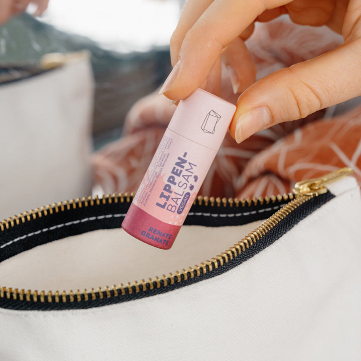 Renate Granatapfel Lippenbalsam wird in Kulturbeutel eingepackt perfekt zum mitnehmen