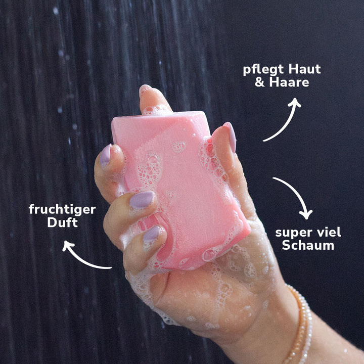 Heidi Himbeere Duschbrocken in der Hand mit Vorteilen: pflegt Haut und Haare, fruchtiger Duft, viel Schaum