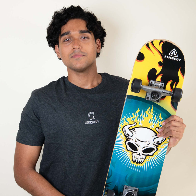 Teammitglied mit einem Skateboard