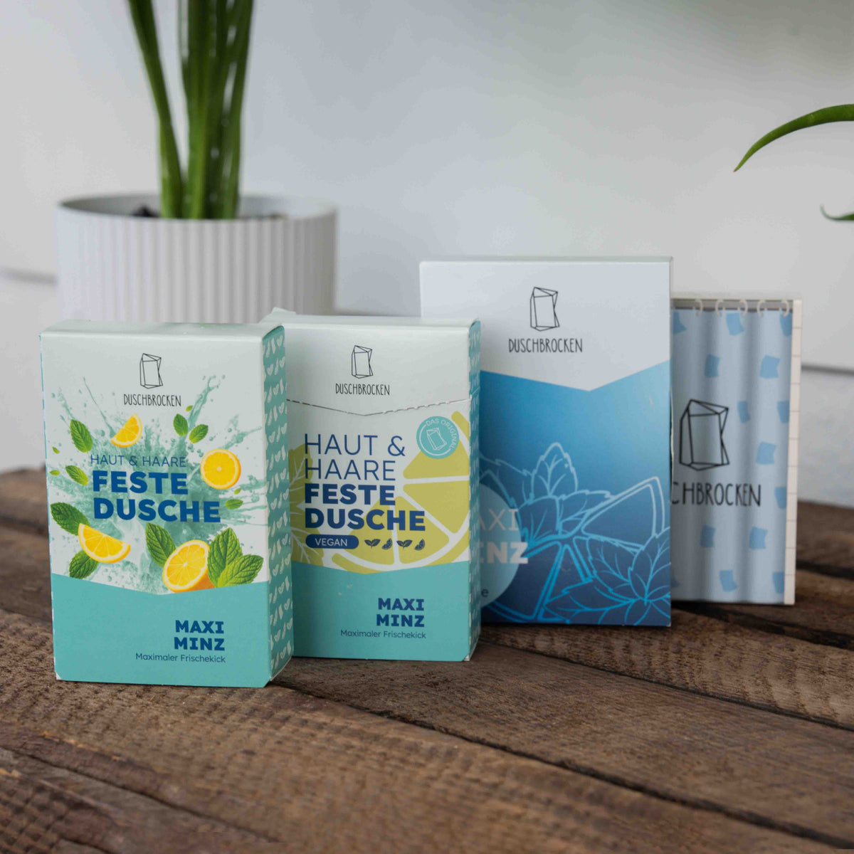 Duschbrocken Verpackungen und Produkte Maxi Minz auf einer Holzlagerfläche