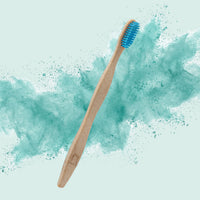 Bambuszahnbürste mit blauen Borsten