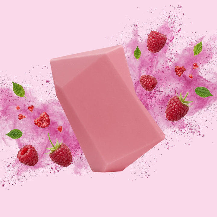 Pinker Heidi Himbeere Duschbrocken mit frischen Himbeeren und Minze auf rosa Hintergrund