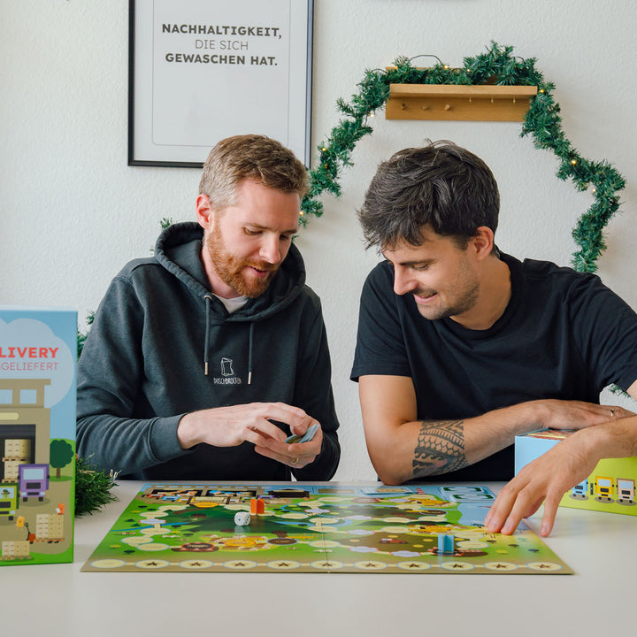 Personen spielen das Duschbrocken Delivery Gesellschaftsspiel